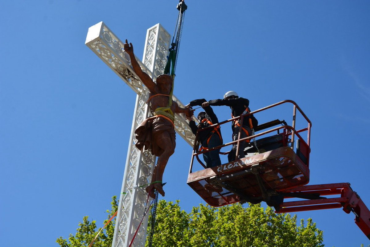 GabrielColombet's tweet photo. Un moment fort pour le patrimoine saint-rémois !
En présence d’élus, d’habitants et de partenaires, le Christ a retrouvé sa place sur la croix de la République.
Merci à l’atelier A-Corros, à l’ARC et au @departement13 pour leur soutien.
Vive Saint-Rémy ! Vive notre patrimoine ! https://t.co/YX9dFJrYYK