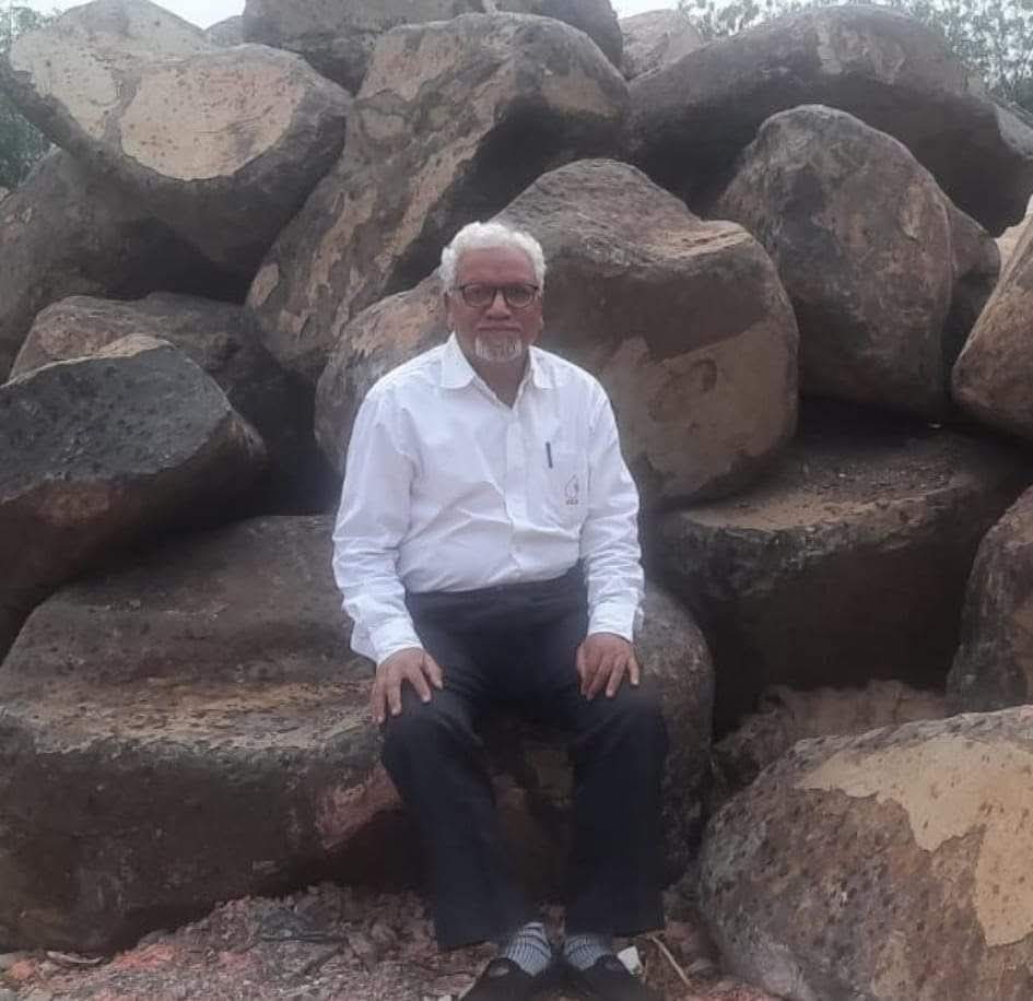 कारणं देऊन माणसं बोलणं कमी करायला लागली की समजुन जायचं की त्यांना आपली सोबत नको आहे. 
कटू आहे परंतु सत्य आहे.
 बघा पटतंय का? पटलं तर घ्या.
- डॉ.बी डी जडे.