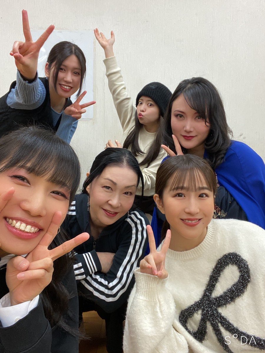 umm824's tweet photo. お昼の回終わりました！
久々に母親が沖縄から弾丸日帰り観劇に来てくれて嵐のように去っていきました。笑

さて夜の回１７時半開場、１８時開演です！

⚠️電車土日のため中央線止まりません
⚠️山手線、京浜東北線工事のため運行が大幅に変更されてます

#奇跡のりんご

楽しむ準備はできてますかー🔥 https://t.co/cHM5riHxPe