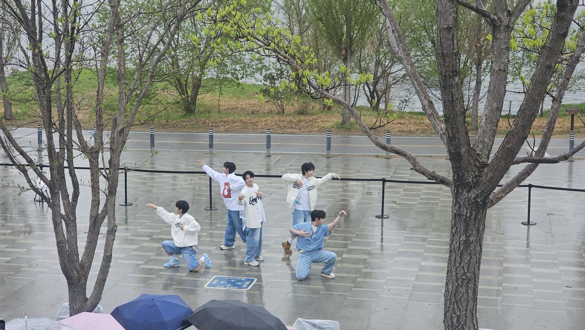 DKZ 버스킹

버스킹 너무 예쁘다ㅠㅠ
나는 무대 위 dkz가 너무 좋아ㅠㅠ