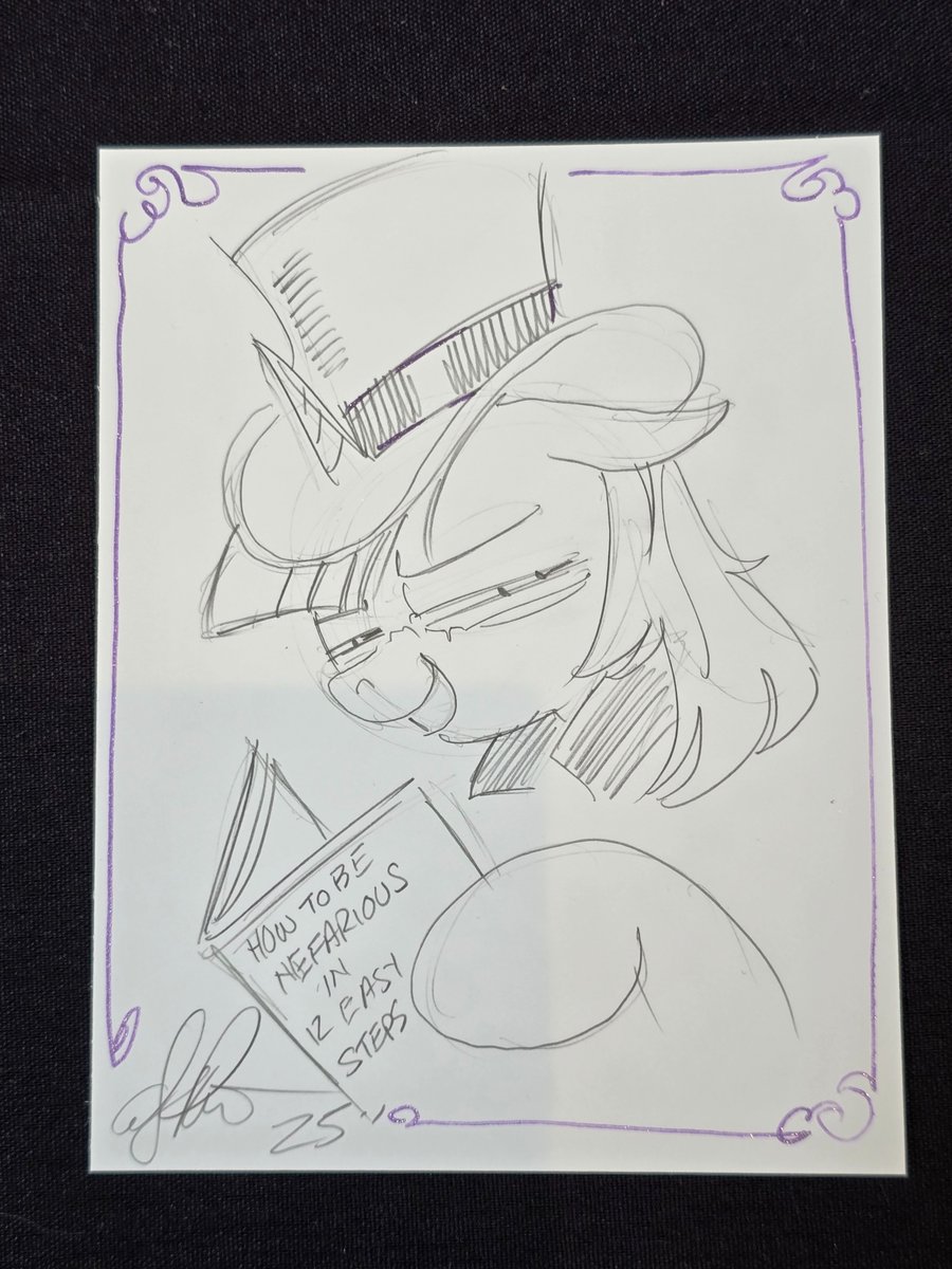 ChrysalisIsCute's tweet photo. Having an excellent time at the final Babscon. Got a nice Flawless done by #AndyPrice, got a Goth Trixie, some cute Twilights...and no Flawless plushie 

#twilightsparkle #flawlesssparklemoon #fanart #babsc https://t.co/AAiAxoZpZU