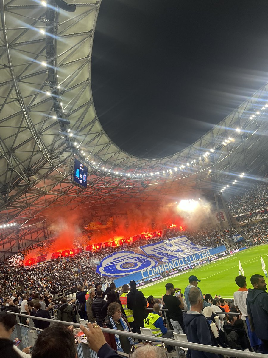 Lionel Messi 🇦🇷 : 

« Le Vélodrome ? 𝗦𝗽𝗲𝗰𝘁𝗮𝗰𝘂𝗹𝗮𝗶𝗿𝗲. 

J’ai joué de partout dans le monde mais là bas c’est une atmosphère indescriptible, c’est une ville de foot, l’impression de jouer contre un pays tout entier. 

C’est pour moi le plus beau stade de France et la