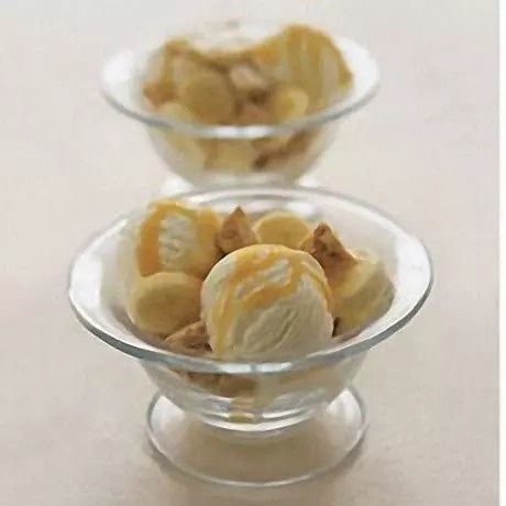 DeliaOnline's tweet image. Butterscotch and Banana Sundaes. I love Spanish turrón, the brittle, crisp almond confection, and it’s particularly good chopped and sprinkled over really good-quality vanilla ice cream and butterscotch sauce. l8r.it/LlgX

#dessert #recipe #butterscotch #icecream