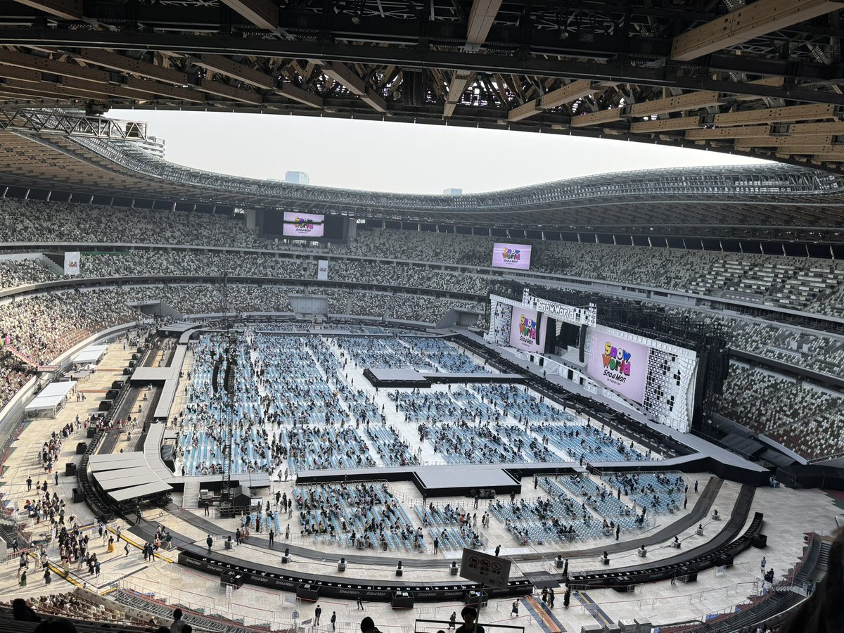 SnowManスタジアムライブ 引用失礼します🙇 ステージを横に使うんだ