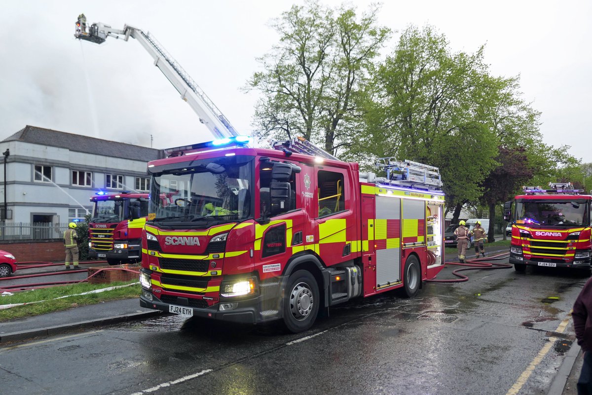 ESV911's tweet photo. Fire in Coleman Road Leicester last night involving a large industrial unit 10 pumps and 2 ariel appliances #Leicester https://t.co/Vgq5rPG5xQ