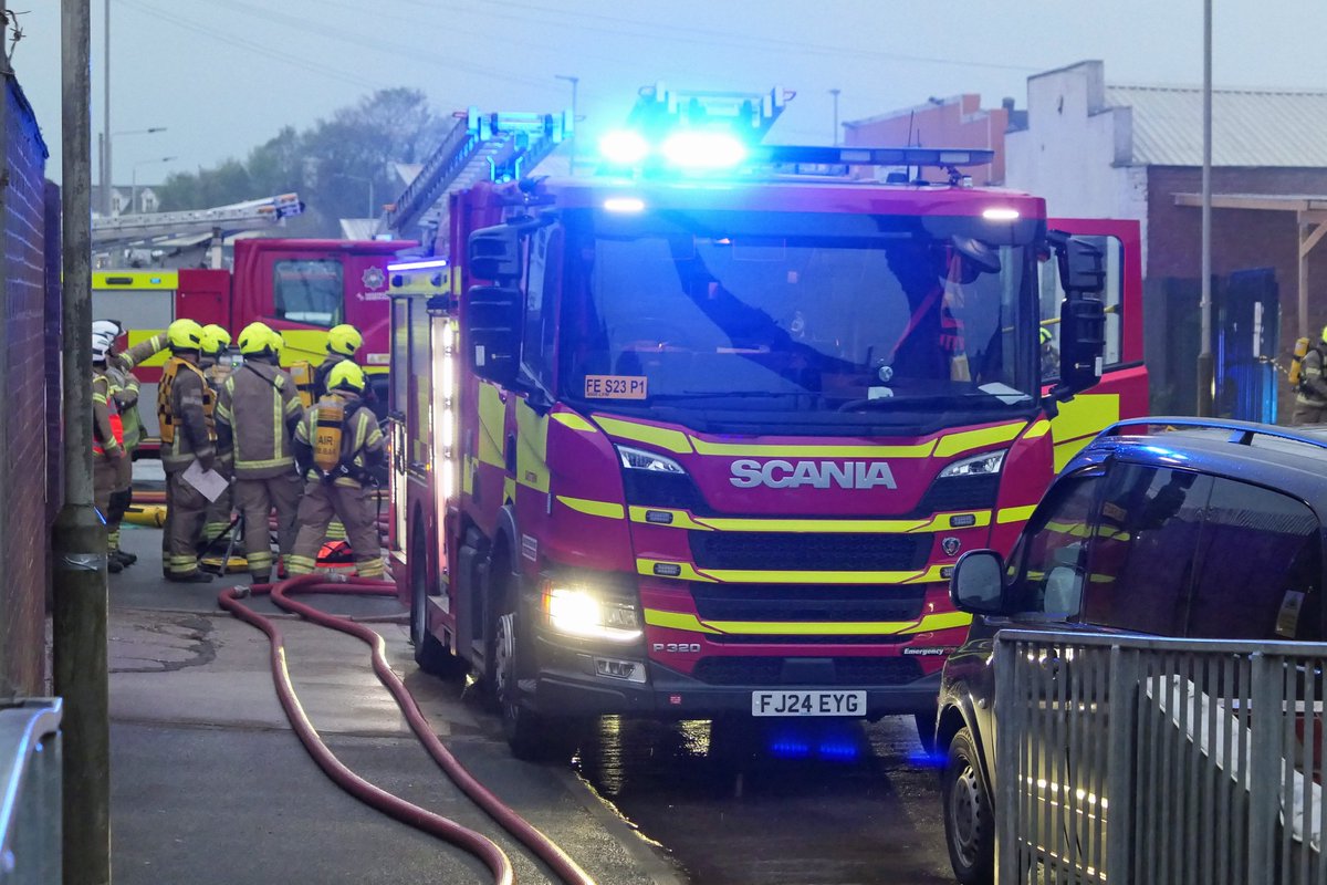 ESV911's tweet photo. Fire in Coleman Road Leicester last night involving a large industrial unit 10 pumps and 2 ariel appliances #Leicester https://t.co/Vgq5rPG5xQ