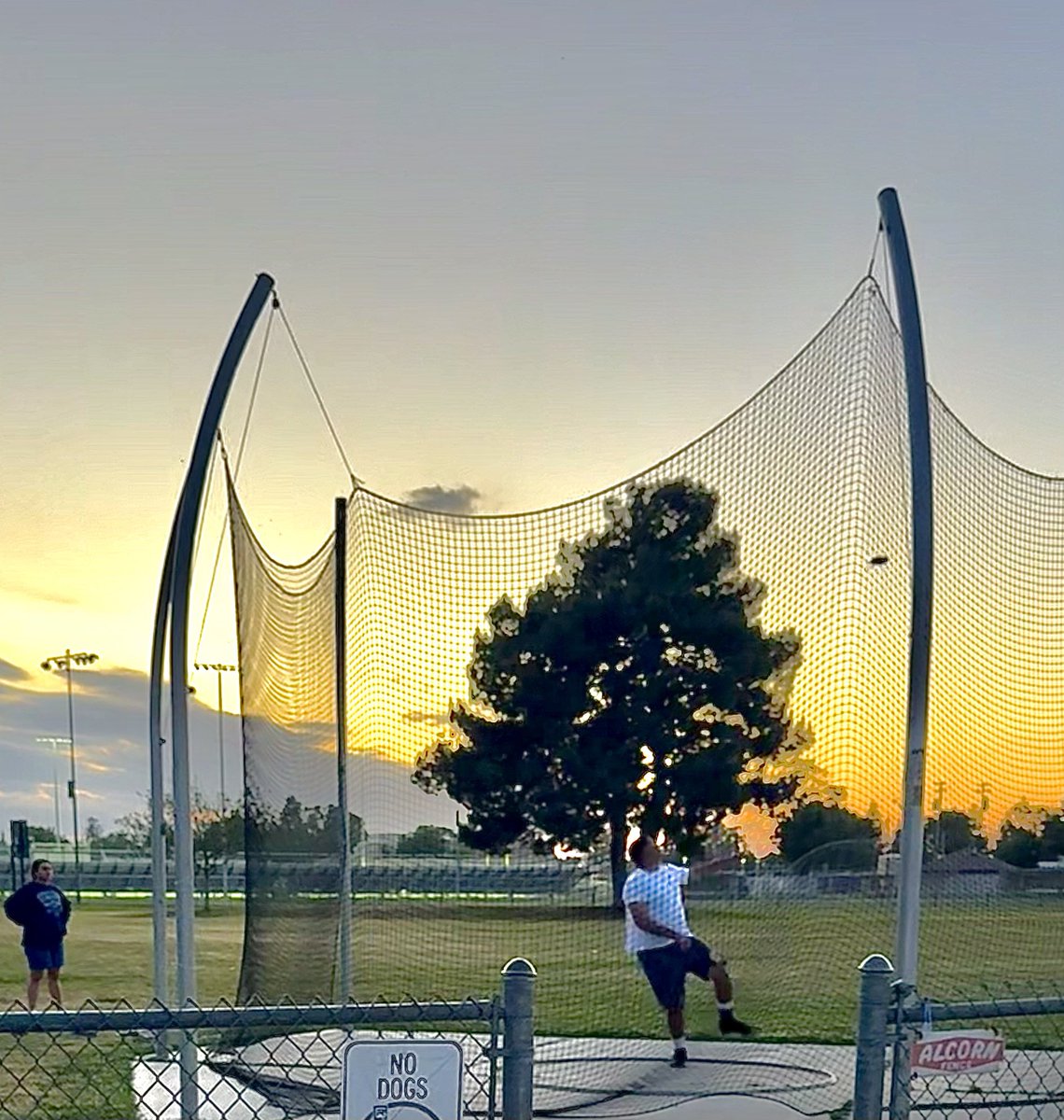 olveradesiree's tweet photo. Throwing into the sunset on spring break. He’s practicing for his final League championship coming up. I admire my senior son’s character. He spent time practicing on the sand and even introduced the sport to his cousins. https://t.co/a7MCVmjDsD