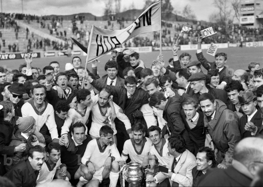 2Fcsion34427's tweet photo. Notre première coupe, il y a déjà 60ans...
#HopSion @FCSion
⚪️🔴⚪️🔴⚪️🔴⚪️🔴⚪️🔴 https://t.co/oNBGuGj9Uw