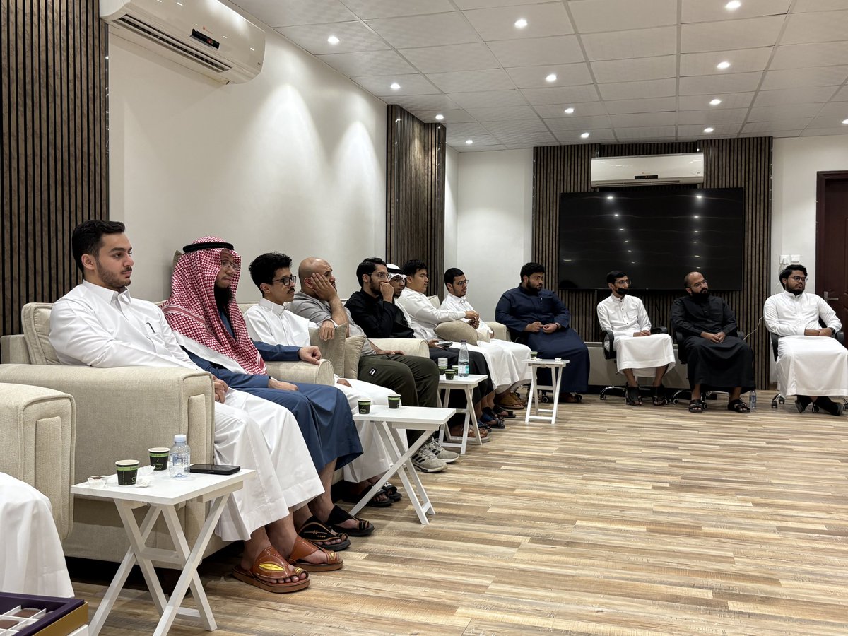 تجتمع المتعة والمعرفة في قادة الإحسان✨، سعدنا باستضافة الأستاذ صادق النور في لقاء بعنوان: من الضعف إلى القوة ↗️
كما تلى ذلك جو ثقافي مرح في مسابقة الصورة 🖼️😍