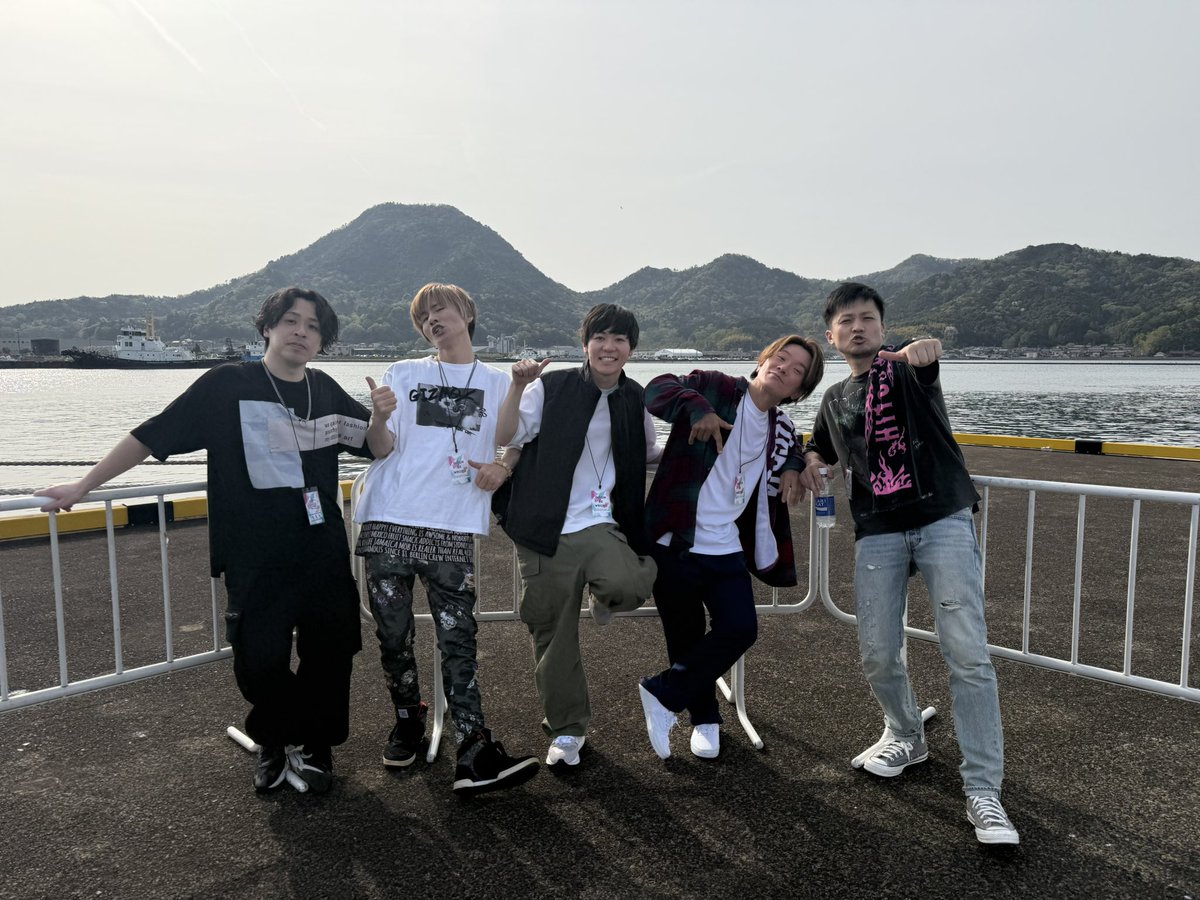 THEHitchLowke's tweet photo. //

MAIZURU PLAYBACK FES. 2025
★THANK YOU★

\\

-Set List-
1.あっという間
2.Justice
3.ムラサキ
4.ロッシュの限界
5.突き飛ばしてくれよ

#playbackfes 
#THEHitchLowke
#ヒッチローク https://t.co/B0PngN3Lig