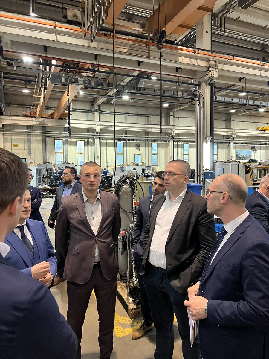 Obišao sam pogon KONČAR – Električna vozila u društvu Uprave Grupe KONČAR. Uz uvid u postignuća i buduće planove ove važne domaće grupacije, razgovarali smo o i razvoju 🇭🇷 industrije i njezinom položaju unutar 🇪🇺. U svome radu u #EP nastavit ću zagovarati interese 🇭🇷 industrije.