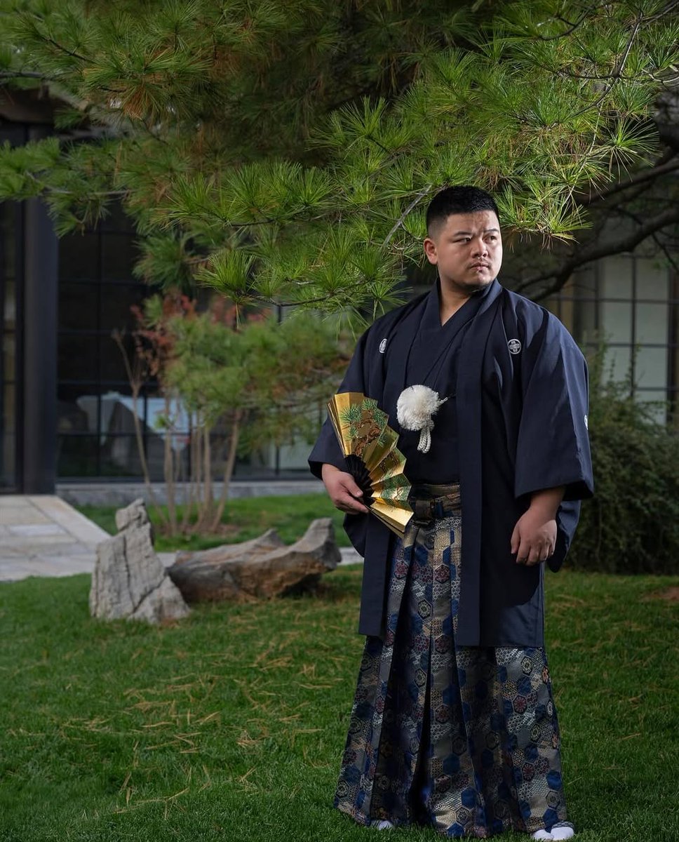 Suka bgt sama foto ini,warna bajunya dan kipasnya nyatu bgt,hasil fotonya jg keren.