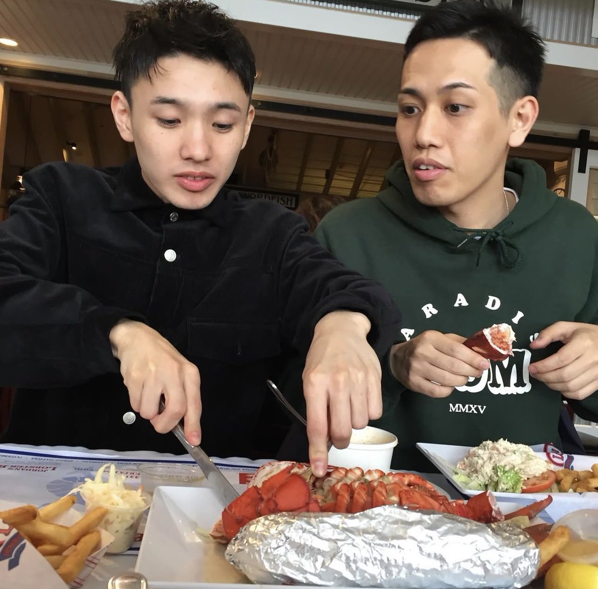 ks2525252525w's tweet photo. 「some where」のジャケ写の手前の席にはjjjもいたんだね🦞 https://t.co/3nDZYsDda5