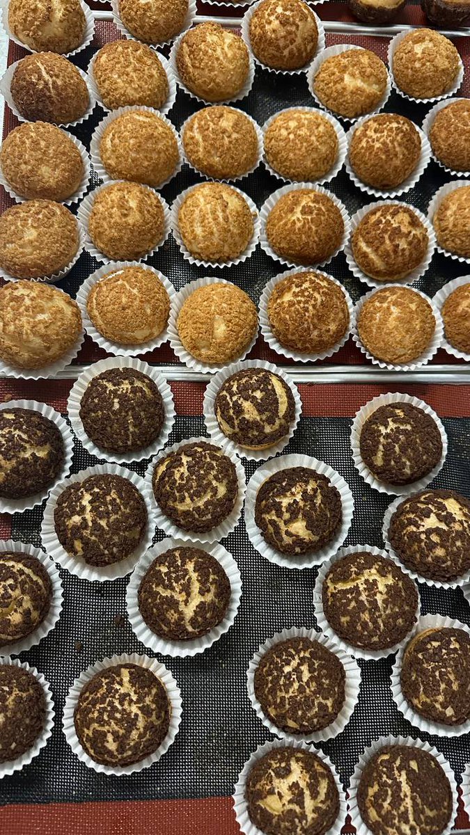 ithzykitchen's tweet photo. 🍮 Cream Puff Vanilla &amp; Chocolate
Gebuuuu luar dia, krim dalam tu padu.
Nak vanilla boleh, team coklat pun ada! https://t.co/XqnjJ7yAWu