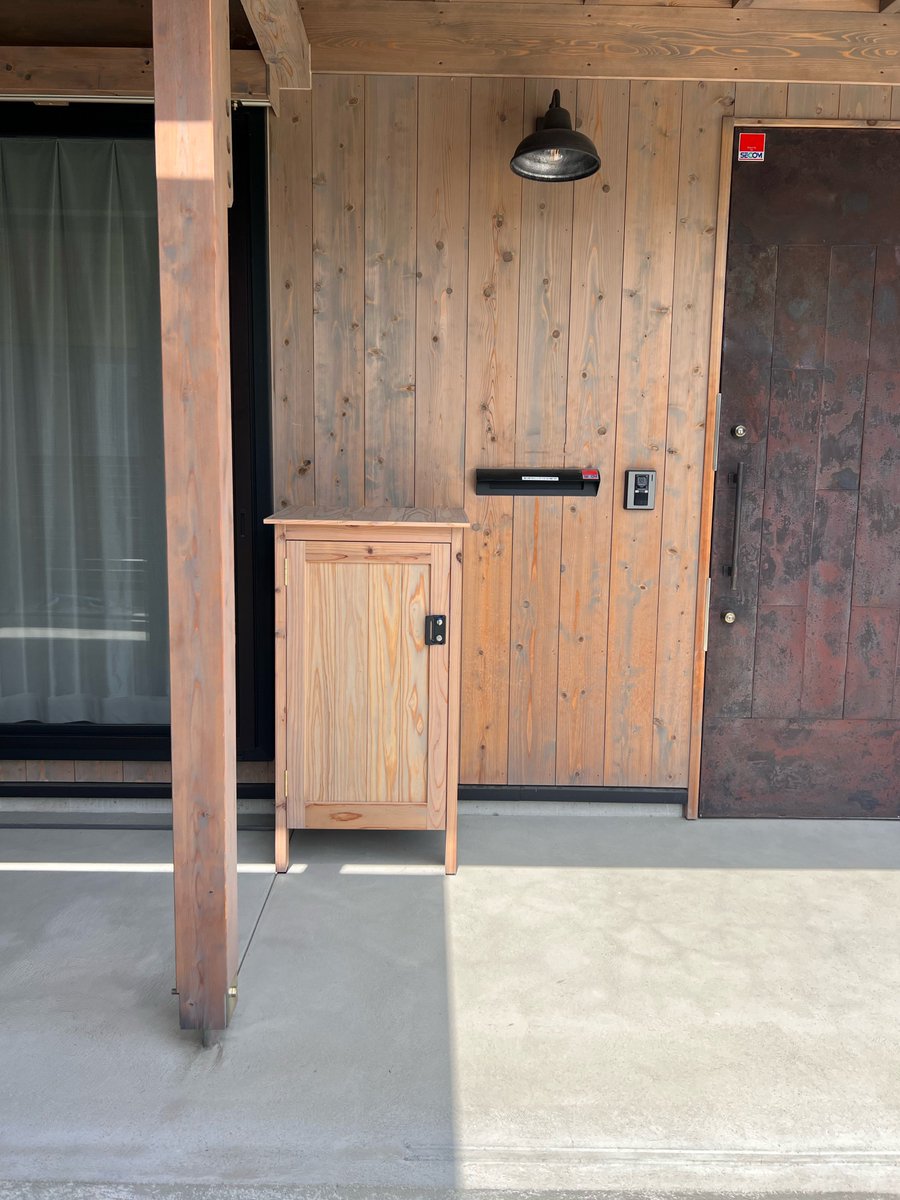 tomoe_w_p's tweet photo. 宅配ボックス作りました🔨 https://t.co/4PA0ZbNzfu