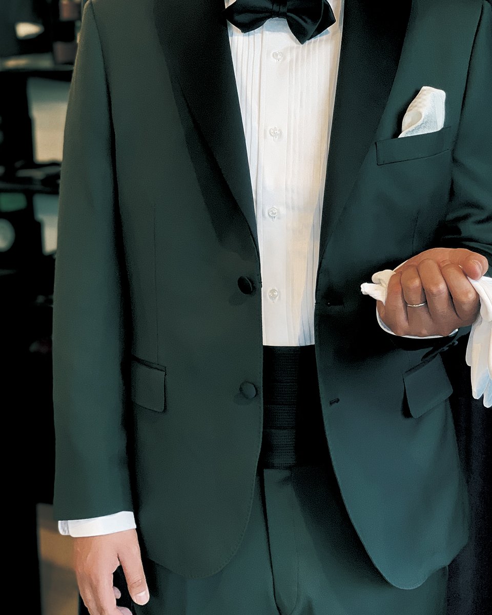 オーダータキシードなど結婚式の衣装は、当店にお任せ下さい。
会場の雰囲気やドレス、シチュエーションに合ったスタイルをご提案致します。
技術を誇る職人による丁寧な手作業で、特別な日の装いにふさわしい１着をお仕立て致します。
jokerstailor.com