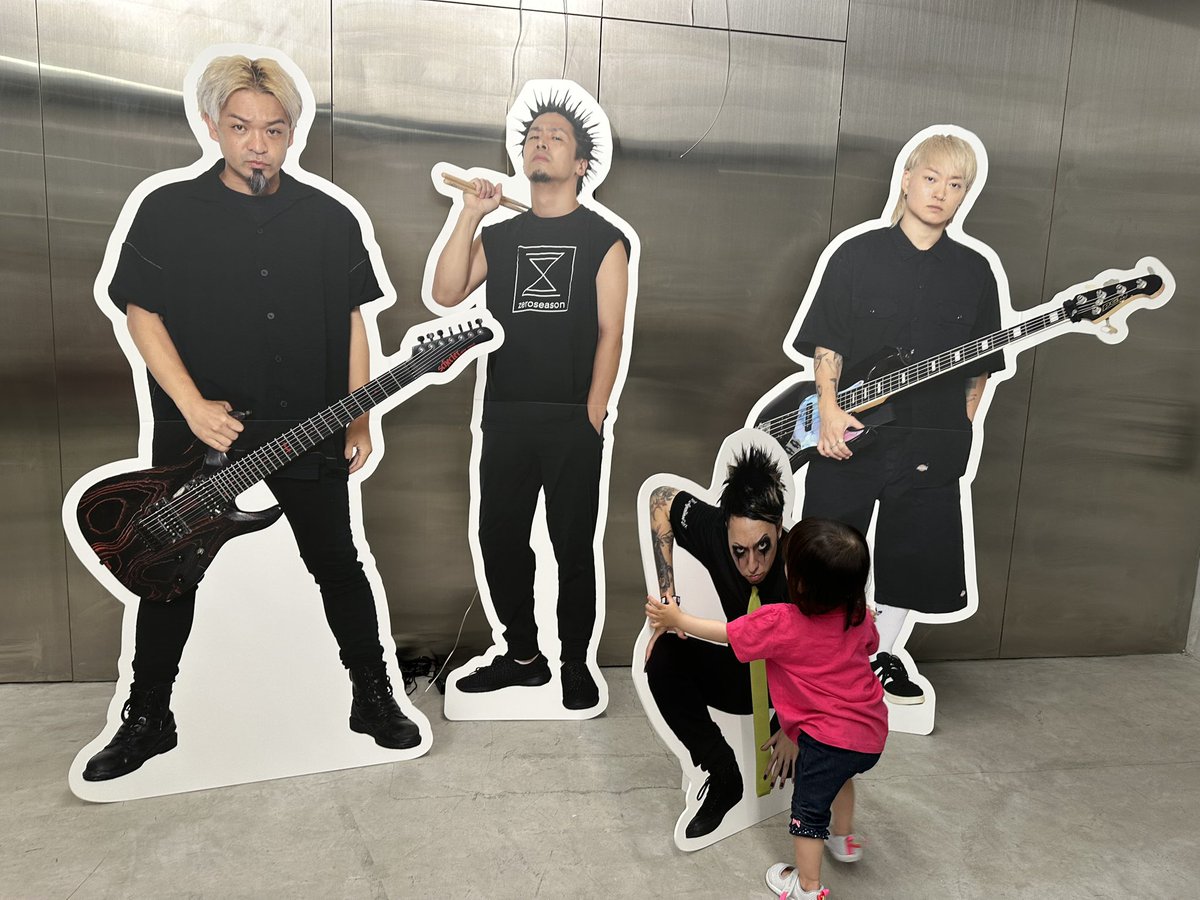 orangeitsuki's tweet photo. #SiMxDeviluse COLLABORATiON行ってきたよ！
スキニーサイズなかった、オンラインまで待つか＞＜
予告なしの限定色は買ってしまうので困る…笑
娘はMAHさん押し倒してました。
#deviluse https://t.co/HLGFZFnXEy