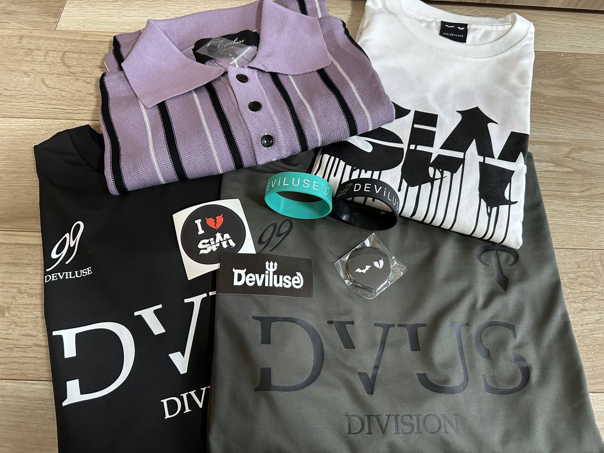 orangeitsuki's tweet photo. #SiMxDeviluse COLLABORATiON行ってきたよ！
スキニーサイズなかった、オンラインまで待つか＞＜
予告なしの限定色は買ってしまうので困る…笑
娘はMAHさん押し倒してました。
#deviluse https://t.co/HLGFZFnXEy