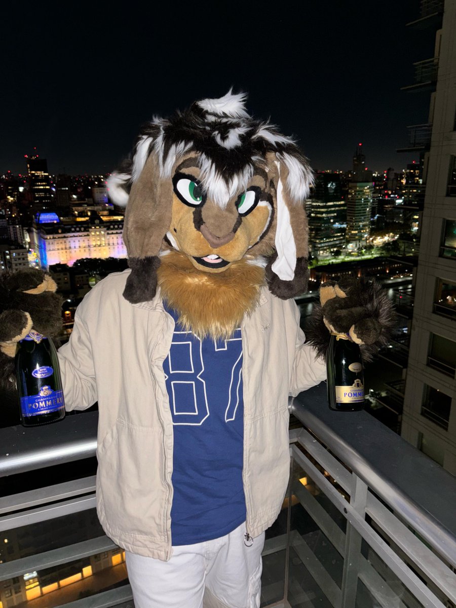 ElPedazito's tweet photo. ✨Sky High✨
.
.
🪡 @CraftyMike_fur 
.
#furry #fursuit #furries https://t.co/i4LDvqQkln