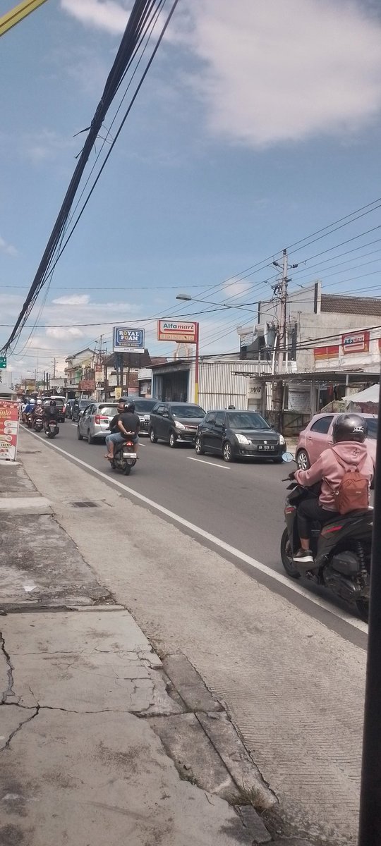 merapi_uncover's tweet photo. Hindari jalan Godean, Sleman Yogyakarta, tersendat dibeberap titik.
Mirota.
Lampu TL Demakijo
Lampu TL Bantulan.
Tdk ada yg mengaturnya. Sebisa mungkin cari jln lain. Potensi sore semakin padat. | @heryprasty https://t.co/mIpm4jvdGr