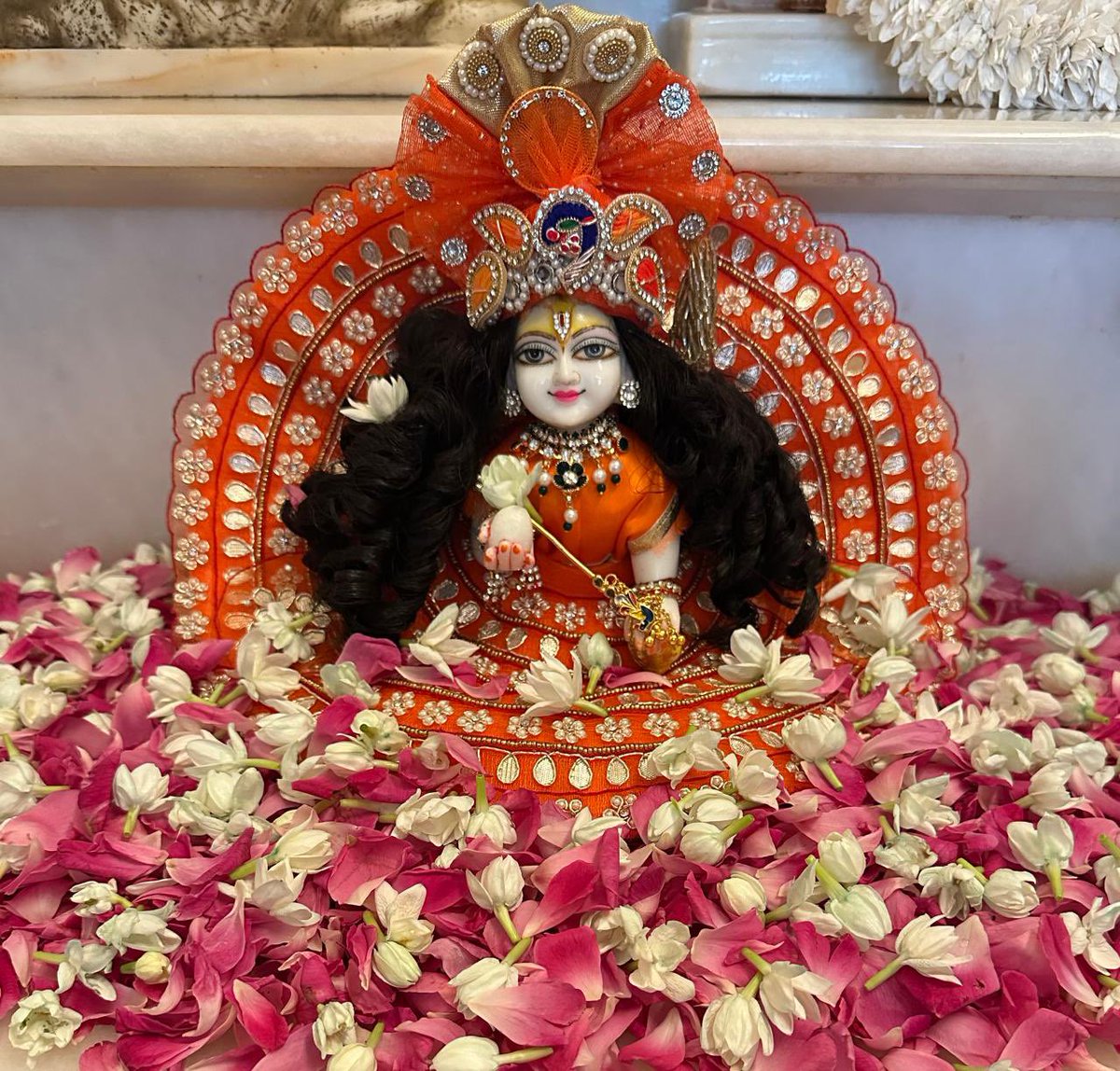 "अजः सर्वेश्वरः सिद्धः सिद्धिः सर्वादिरच्युतः" in our Puja Mandir 🙏..

🕉️ సప్తమ స్కంధము : బ్రహ్మవరము లిచ్చుట, శ్రీమద్భాగవతం🕉️

విశ్వకర్మచే నిర్మింపబడిన దేవేంద్రభవనం కోలాహలాలతో కలకలలాడుతూ ఉంటుంది..

ముల్లోకాల రాజ్యాధికార సంపదలతో శోభిల్లుతున్న దేవేంద్రభవనం లోకి ఆ రాక్షసుల ప్రభువు