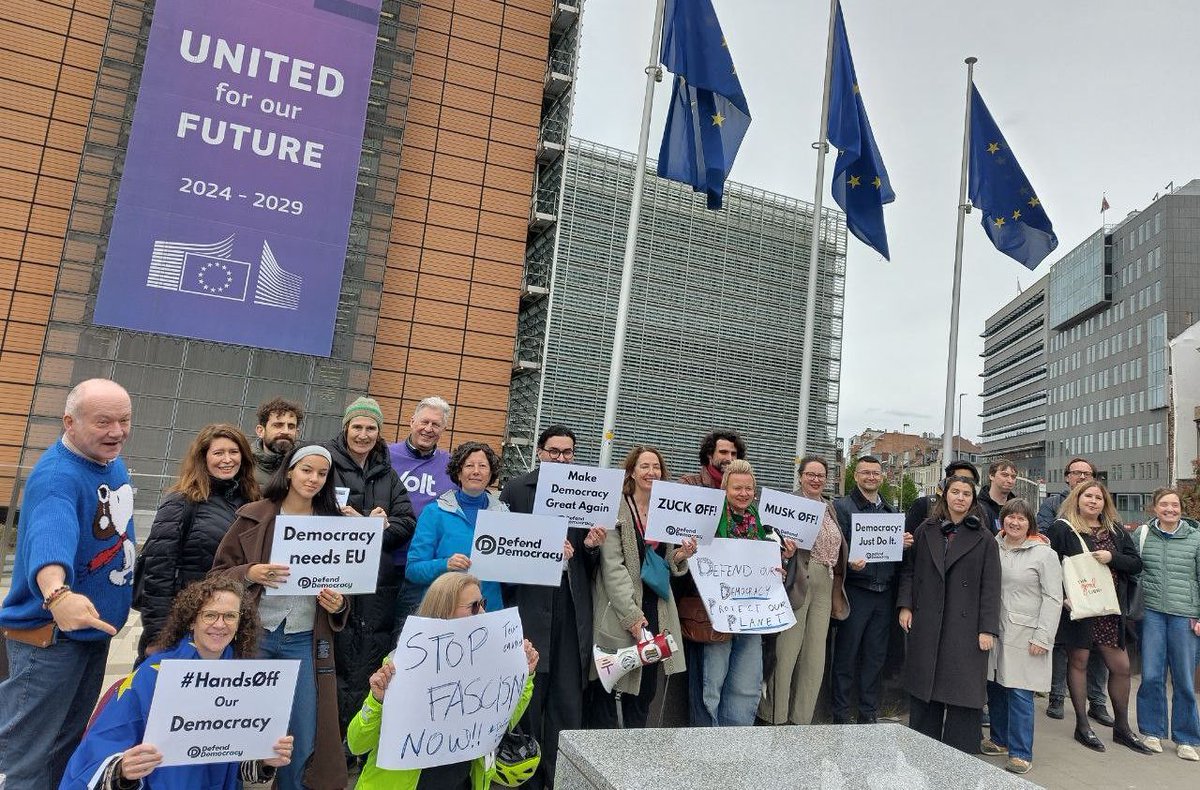 ATD_Europe's tweet photo. This Wednesday we joined @DefendDemocracy to #standup4humanrights and #StandUp4Democracy.
@ATD4thWorld #AllTogetherinDignity is indeed an #AllTogetherinDemocracy Movement!
Our vision: #BuildingDemocracy and safe, inclusive & responsive Institutions with some of the most excluded or isolated people because of long-term  #Poverty.
#SDG16 #SDG1 #LeaveNoOneBehind #United4OurFuture #DemandDemocray #ParticipatoryDemocracy
#CitizenshipJustice is #EpistemicJustice!
@EU_Social @RoxanaMinzatu