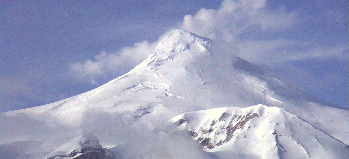 WatchPostBlog's tweet photo. Alaska's largest city closely watching Mount Spurr as unrest continues at volcano
#PillarsofSmoke
(Image from Alaska Volcano Observatory) https://t.co/555aCqcMD2