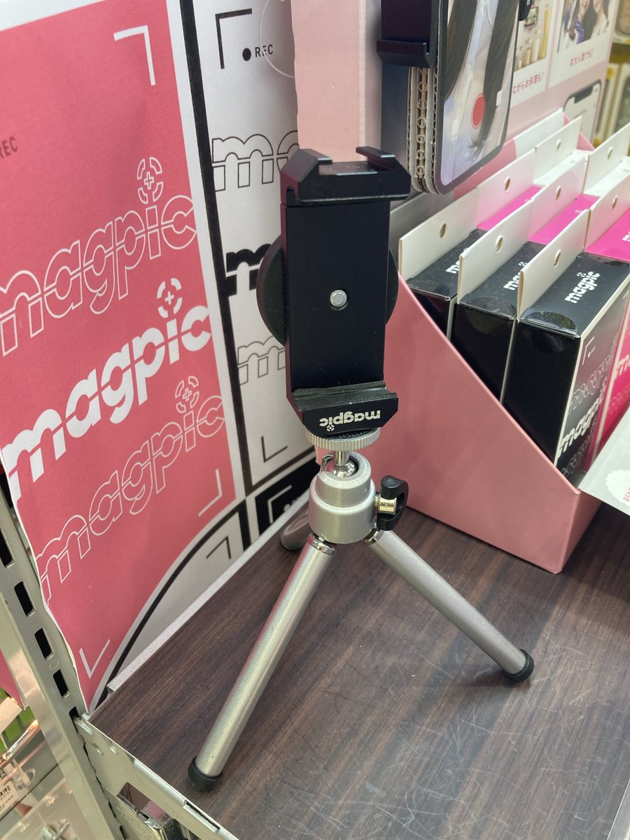 bic_yuurakuchou's tweet photo. SNSで話題の自撮りアイテム『#magpic』
#マグピク はマグネットタイプのスマホホルダーで
🏰テーマパークも、🌭食べ歩きも、👨‍👧‍👧集合写真も
どんなシーンでも楽々撮影できちゃいます!
📸別売の三脚にも取り付けOK😊👍
色は、ブラック・ピンク・ホワイトからお選びいただけます❣
https://t.co/k9XjkeXPak https://t.co/zaerh0AIH8