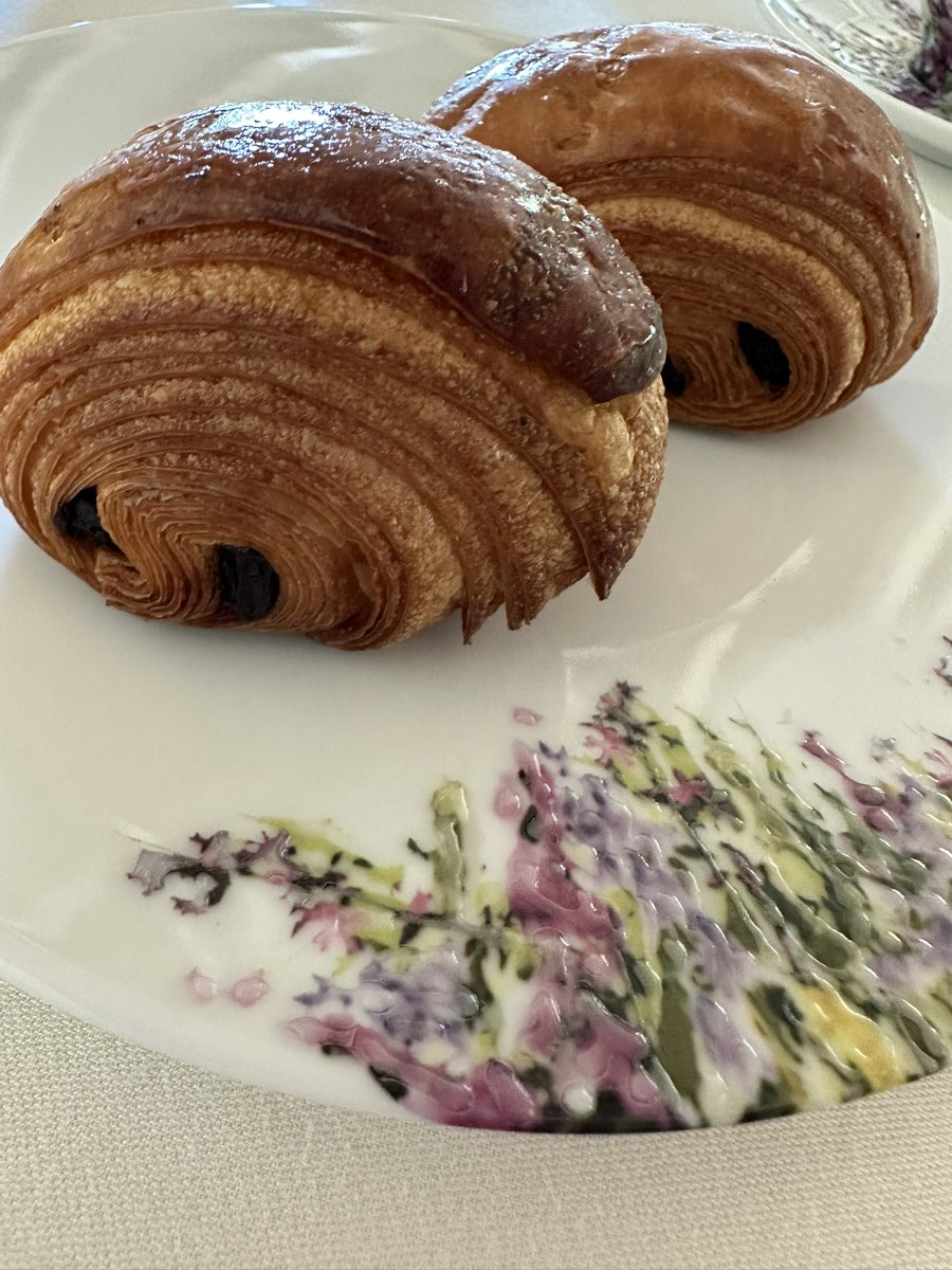 ggomez_chef's tweet photo. Chez Bernard Loiseau aussi on dit pain au chocolat ! #teampainauchocolat https://t.co/v192GCbTWH