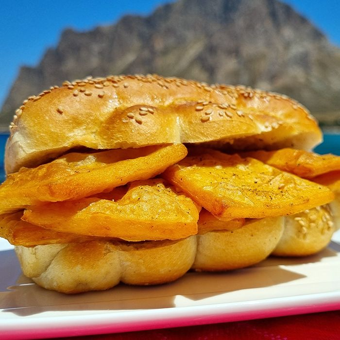GuidoSailor65's tweet photo. @PilloleCult Il vero #streetfood.
Panino con le #panelle e #arancine. https://t.co/q2UeH4cGm6