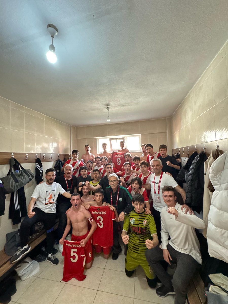 BURSAGUVEN1947's tweet photo. #galibiyet kutlamamızdan tebrikler takım #U15
🏆✊ https://t.co/IN8CBUuVPh