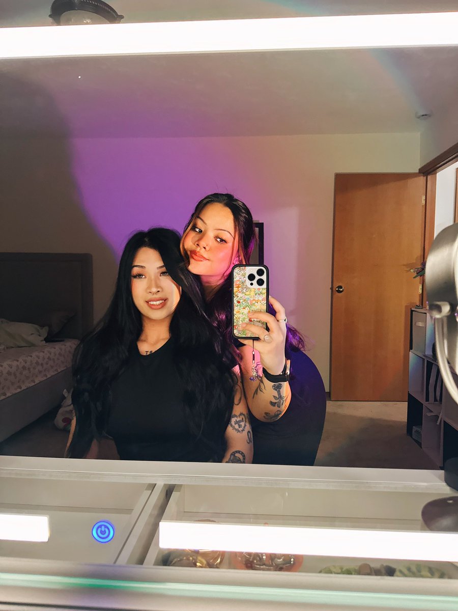 psckaye's tweet photo. 👭 https://t.co/je46OeWuFF