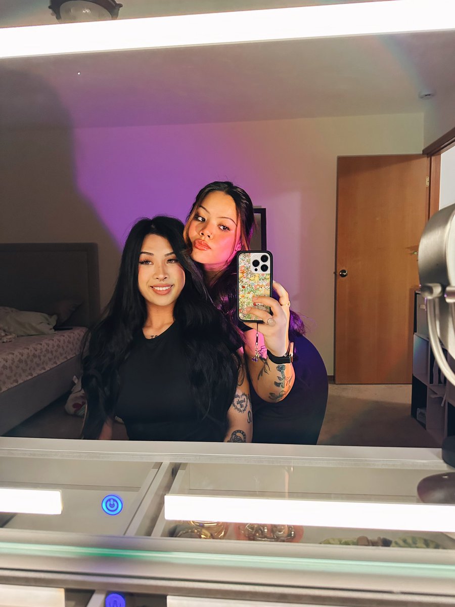 psckaye's tweet photo. 👭 https://t.co/je46OeWuFF