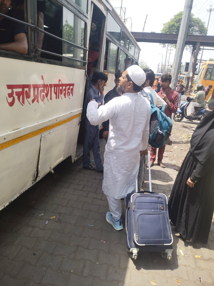 IMRANHURMP's tweet photo. @RampurDm
@UPSRTCHQ
@myogiadityanath
@myogioffice
मिलक का स्टॉप होने के बाद भी रामपुर से मिलक की सवारी नहीं बैठा रहे परिचालक
 परिचालक अपनी मनमानी पर उतारू है क्या इनके खिलाफ कार्रवाई नहीं होगी गर्मी में सवारियां धूप में खड़ी है लेकिन बैठा नहीं रहे हैं https://t.co/BWTSCR6TtN