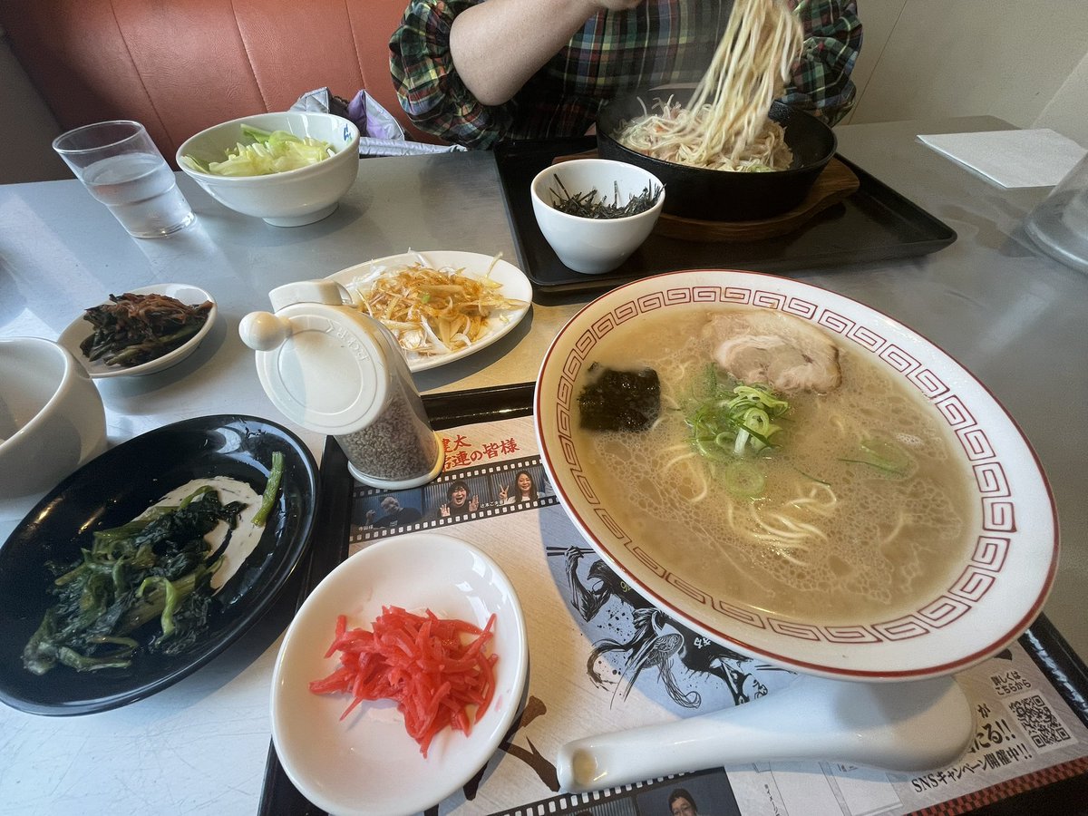 micro_becks's tweet photo. 花月の博多ラーメン健太

前回より薄くなった🧐？ https://t.co/JduPWBcqNG