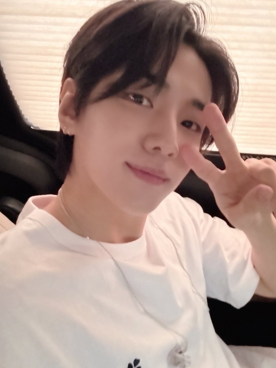 dkz_dy's tweet photo. [#재찬] 첫 비오는 날 버스킹!! 낭만😎 https://t.co/MlKgIOXVRD