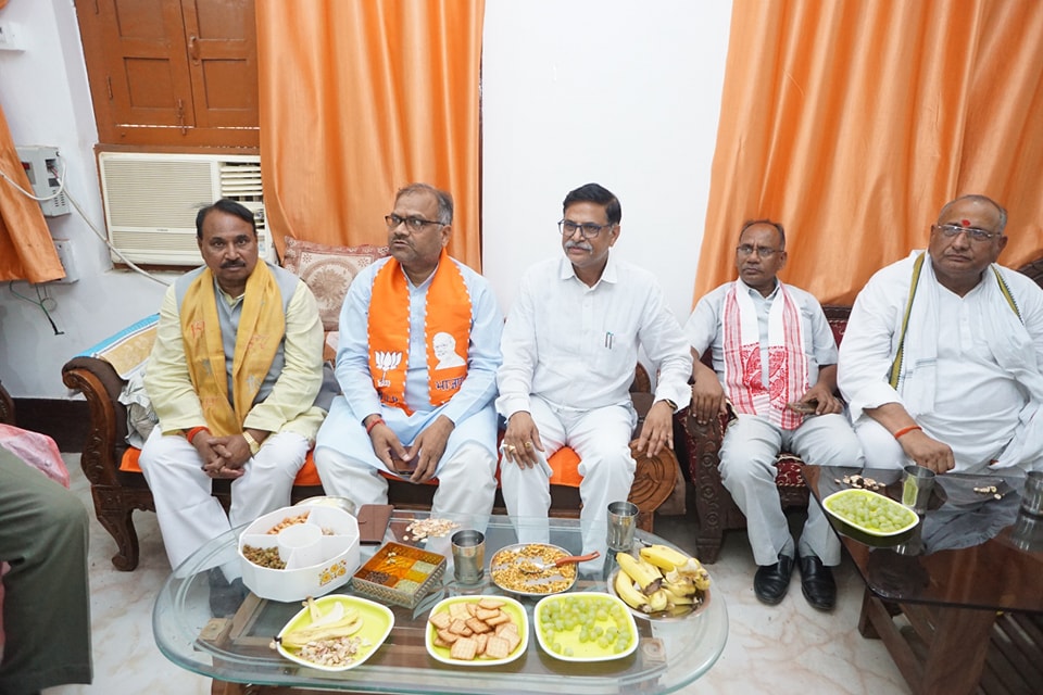 bpsvermabjp's tweet photo. आज चित्रकूट प्रवास के दौरान चित्रकूट इंटर कॉलेज के प्रधानाचार्य श्री रणवीर सिंह चौहान जी के आवास पर पहुंचकर स्नेहिल भेंट की। https://t.co/vawaHf02wH