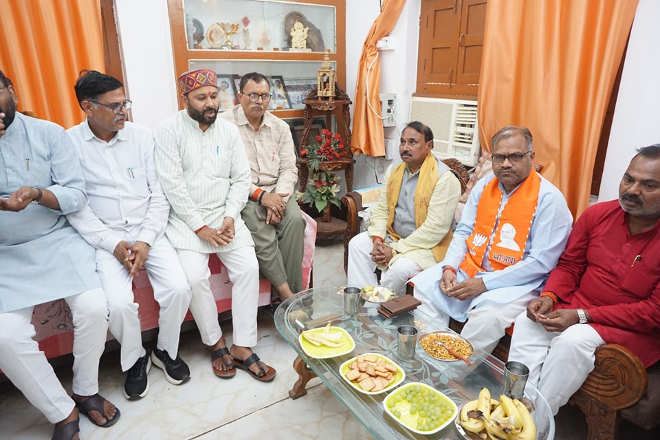 bpsvermabjp's tweet photo. आज चित्रकूट प्रवास के दौरान चित्रकूट इंटर कॉलेज के प्रधानाचार्य श्री रणवीर सिंह चौहान जी के आवास पर पहुंचकर स्नेहिल भेंट की। https://t.co/vawaHf02wH