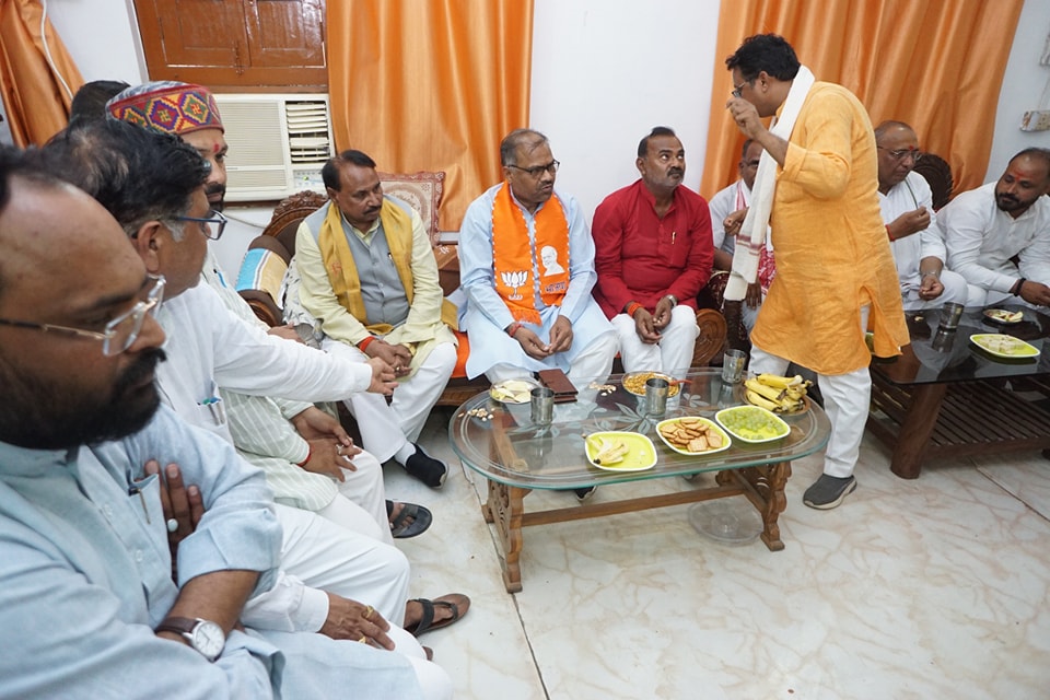 bpsvermabjp's tweet photo. आज चित्रकूट प्रवास के दौरान चित्रकूट इंटर कॉलेज के प्रधानाचार्य श्री रणवीर सिंह चौहान जी के आवास पर पहुंचकर स्नेहिल भेंट की। https://t.co/vawaHf02wH