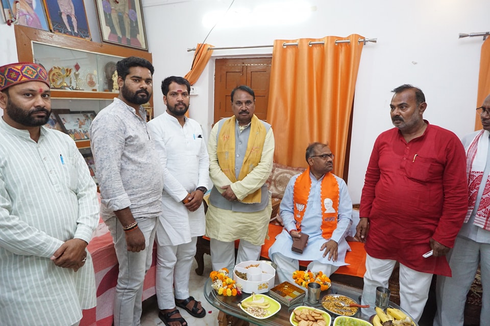 bpsvermabjp's tweet photo. आज चित्रकूट प्रवास के दौरान चित्रकूट इंटर कॉलेज के प्रधानाचार्य श्री रणवीर सिंह चौहान जी के आवास पर पहुंचकर स्नेहिल भेंट की। https://t.co/vawaHf02wH