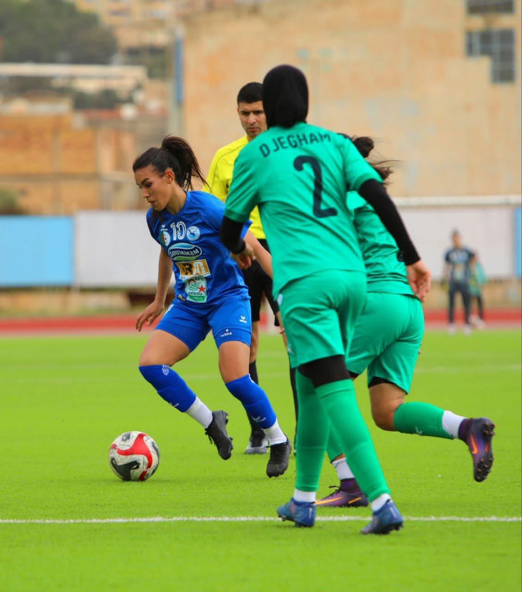 Lesvertes_dz's tweet photo. 42' : Djamila Benaissa récupère le ballon et sert Lamari Naima dans la surface. Notre International arme une frappe en lucarne et ça fait 2 à 0. ⚽️⚽️
CF Akbou 2 - 0 US Biskra
#CFAvsUSB @lnffdz https://t.co/huaoeVbtcj