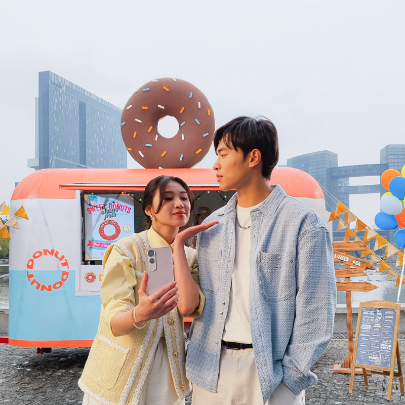 vivo_indonesia's tweet photo. Selain lebih tipis dan lebih stylish, #vivoV50Lite dengan kamera lebih powerful juga jadi andalannya @_shanindira nih buat foto-foto bareng si dia.

Nah, biar lebih cutesy kayak Shani udah waktunya kamu gabung jadi Gen Lite dengan #vivoV50Lite All Gold!