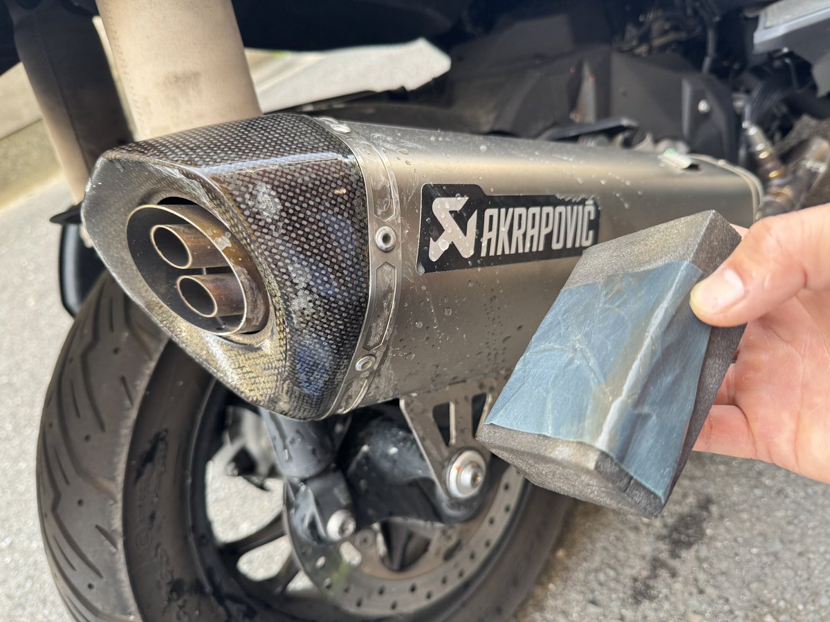 zancre_GS's tweet photo. バイク乗りすぎ病で腰痛い。
ツールからメンテ
外す方が早いわな。
#下駄のスクーター
#カーボン白化対応
#C400GT
#Parktool https://t.co/5bqsj7IXb3