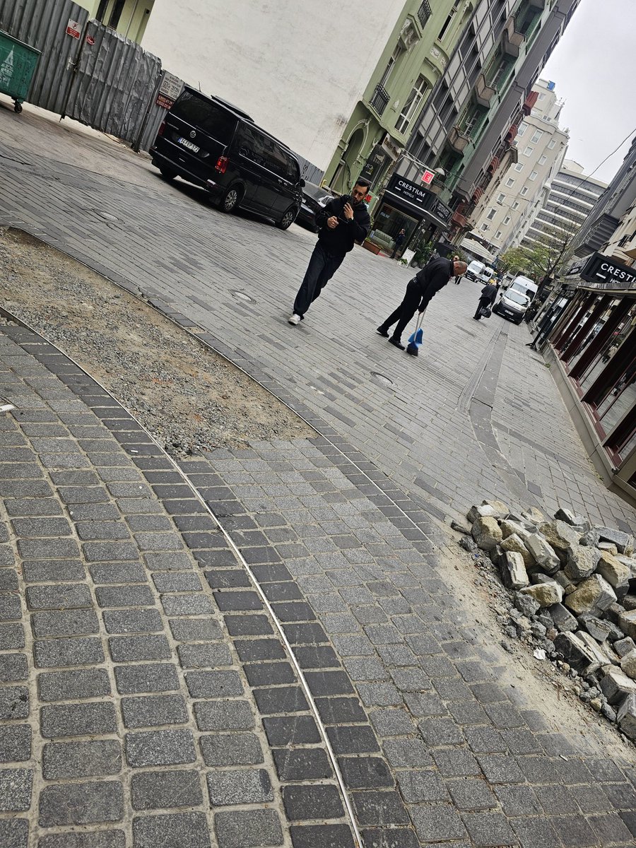 GomesSercio's tweet photo. Biz sikayet etmekten yorulduk siz yapmiyorsunuz burasi turizm bolgesi burda bir cok insan yuruyor ve bir suru arab otobus geviyor bu yol 2 haftadir bole illa burayami yazmak gerekiyor is yaptrmak icin...
@BeyogluBld @IBBcozummerkezi @ibbzabita @ozibbbeyazmasa @BeyogluBld https://t.co/AHemoS6071