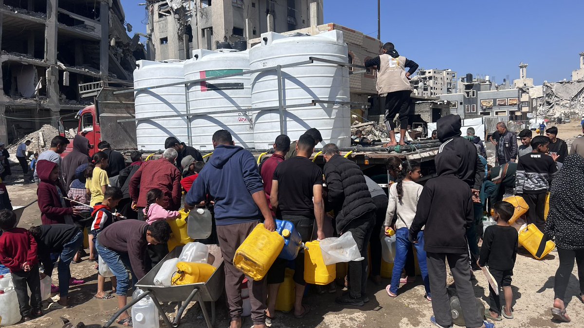 AbujomaaGaza's tweet photo. Amidst severe shortages of everything, thirsty people rushing to get some clean drinking water.. https://t.co/LShQY9X7xc