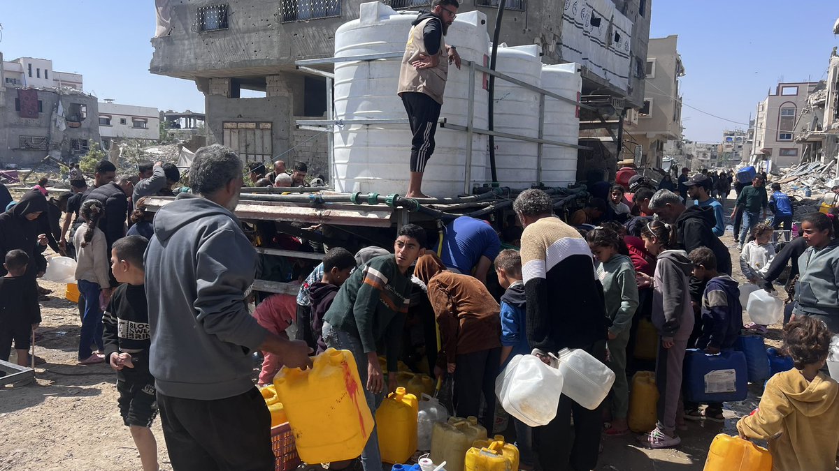 AbujomaaGaza's tweet photo. Amidst severe shortages of everything, thirsty people rushing to get some clean drinking water.. https://t.co/LShQY9X7xc