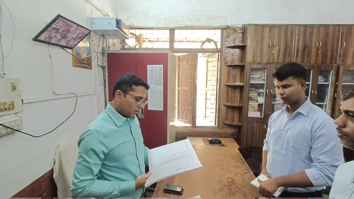 Saran_dm's tweet photo. #remandhome #adoptioncenter #inspection #DM #saran #chapra @IPRDBihar @DoSWBihar
जिलाधिकारी सारण श्री अमन समीर द्वारा आज समाज कल्याण विभाग, बिहार द्वारा सारण जिले में संचालित बाल पर्यवेक्षण गृह तथा विशिष्ट दत्तक संस्थान का निरीक्षण किया गया।
निरीक्षण के दौरान जिलाधिकारी द्वारा संबंधित पदाधिकारियों को बाल पर्यवेक्षण गृह में रह रहे बच्चों की पढ़ाई तथा स्किल के विकास हेतु सामान्य ज्ञान की जानकारी के साथ साथ उनकी रुचि के अनुसार विभिन्न प्रकार के स्किल का प्रशिक्षण देने का निदेश दिया गया ताकि पर्यवेक्षण गृह के बच्चे उक्त गृहों से निकलकर समाज में अपनी अच्छी पहचान बना सकें। साथ ही पर्यवेक्षण गृह के जीर्णोद्धार कार्य में गुणवत्तापूर्ण सामग्री का उपयोग नहीं करने के कारण खेद व्यक्त करते हुए जिला योजना पदाधिकारी को जीर्णोद्धार कार्य की गुणवत्ता की गहन जांच करने तथा अग्रेत्तर कार्रवाई हेतु प्रतिवेदन उपलब्ध कराने का निदेश दिया गया।
विशिष्ट दत्तक ग्रहण संस्थान में नवजात शिशुओं एवम् छोटे बच्चों को दी जाने वाली सुविधाओं की लगातार निगरानी करते हुए बच्चों को गोद लेने की प्रक्रिया में त्वरित रूप से आवश्यक कार्रवाई करने का निदेश दिया गया।
निरीक्षण के क्रम में प्रभारी बाल संरक्षण पदाधिकारी सहित जिला प्रोग्राम पदाधिकारी आईसीडीएस तथा सम्बन्धित संस्थानों के अधीक्षक एवं अन्य कर्मी उपस्थित रहे।