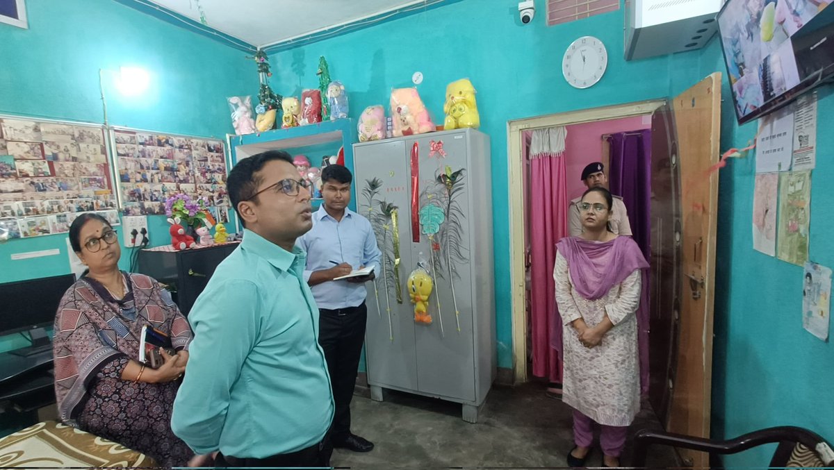 Saran_dm's tweet photo. #remandhome #adoptioncenter #inspection #DM #saran #chapra @IPRDBihar @DoSWBihar
जिलाधिकारी सारण श्री अमन समीर द्वारा आज समाज कल्याण विभाग, बिहार द्वारा सारण जिले में संचालित बाल पर्यवेक्षण गृह तथा विशिष्ट दत्तक संस्थान का निरीक्षण किया गया।
निरीक्षण के दौरान जिलाधिकारी द्वारा संबंधित पदाधिकारियों को बाल पर्यवेक्षण गृह में रह रहे बच्चों की पढ़ाई तथा स्किल के विकास हेतु सामान्य ज्ञान की जानकारी के साथ साथ उनकी रुचि के अनुसार विभिन्न प्रकार के स्किल का प्रशिक्षण देने का निदेश दिया गया ताकि पर्यवेक्षण गृह के बच्चे उक्त गृहों से निकलकर समाज में अपनी अच्छी पहचान बना सकें। साथ ही पर्यवेक्षण गृह के जीर्णोद्धार कार्य में गुणवत्तापूर्ण सामग्री का उपयोग नहीं करने के कारण खेद व्यक्त करते हुए जिला योजना पदाधिकारी को जीर्णोद्धार कार्य की गुणवत्ता की गहन जांच करने तथा अग्रेत्तर कार्रवाई हेतु प्रतिवेदन उपलब्ध कराने का निदेश दिया गया।
विशिष्ट दत्तक ग्रहण संस्थान में नवजात शिशुओं एवम् छोटे बच्चों को दी जाने वाली सुविधाओं की लगातार निगरानी करते हुए बच्चों को गोद लेने की प्रक्रिया में त्वरित रूप से आवश्यक कार्रवाई करने का निदेश दिया गया।
निरीक्षण के क्रम में प्रभारी बाल संरक्षण पदाधिकारी सहित जिला प्रोग्राम पदाधिकारी आईसीडीएस तथा सम्बन्धित संस्थानों के अधीक्षक एवं अन्य कर्मी उपस्थित रहे।