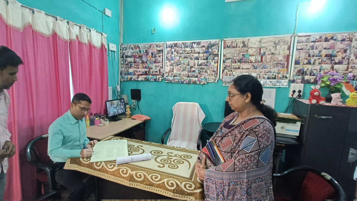 Saran_dm's tweet photo. #remandhome #adoptioncenter #inspection #DM #saran #chapra @IPRDBihar @DoSWBihar
जिलाधिकारी सारण श्री अमन समीर द्वारा आज समाज कल्याण विभाग, बिहार द्वारा सारण जिले में संचालित बाल पर्यवेक्षण गृह तथा विशिष्ट दत्तक संस्थान का निरीक्षण किया गया।
निरीक्षण के दौरान जिलाधिकारी द्वारा संबंधित पदाधिकारियों को बाल पर्यवेक्षण गृह में रह रहे बच्चों की पढ़ाई तथा स्किल के विकास हेतु सामान्य ज्ञान की जानकारी के साथ साथ उनकी रुचि के अनुसार विभिन्न प्रकार के स्किल का प्रशिक्षण देने का निदेश दिया गया ताकि पर्यवेक्षण गृह के बच्चे उक्त गृहों से निकलकर समाज में अपनी अच्छी पहचान बना सकें। साथ ही पर्यवेक्षण गृह के जीर्णोद्धार कार्य में गुणवत्तापूर्ण सामग्री का उपयोग नहीं करने के कारण खेद व्यक्त करते हुए जिला योजना पदाधिकारी को जीर्णोद्धार कार्य की गुणवत्ता की गहन जांच करने तथा अग्रेत्तर कार्रवाई हेतु प्रतिवेदन उपलब्ध कराने का निदेश दिया गया।
विशिष्ट दत्तक ग्रहण संस्थान में नवजात शिशुओं एवम् छोटे बच्चों को दी जाने वाली सुविधाओं की लगातार निगरानी करते हुए बच्चों को गोद लेने की प्रक्रिया में त्वरित रूप से आवश्यक कार्रवाई करने का निदेश दिया गया।
निरीक्षण के क्रम में प्रभारी बाल संरक्षण पदाधिकारी सहित जिला प्रोग्राम पदाधिकारी आईसीडीएस तथा सम्बन्धित संस्थानों के अधीक्षक एवं अन्य कर्मी उपस्थित रहे।