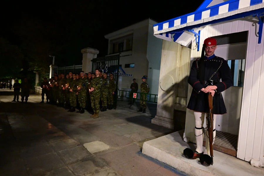 Η στάση του Εύζωνα μπροστά στον επιτάφιο είναι Μοναδική. Ο Θεός να ευλογεί την Ελλάδα και τους Έλληνες.